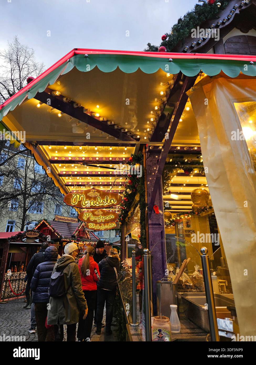 La Fiera del mercatino di Natale riunisce luci festive, regali artigianali, cibi di stagione e tradizionali intrattenimenti natalizi. Conosciuto per la sua calda a Foto Stock