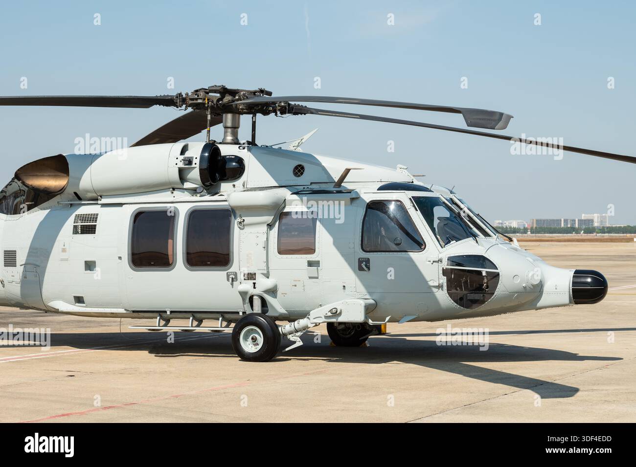 Moderno elicottero da trasporto militare dipinto di grigio stazionario a terra Foto Stock