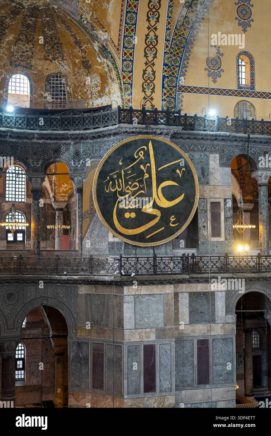L'interno della Hayia Sofia, a Istanbul, segni arabi in oro Foto Stock