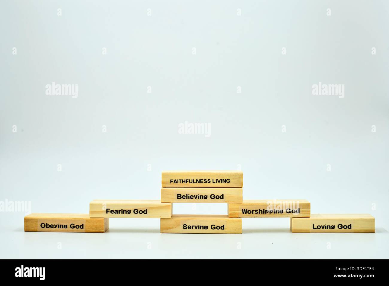 Blocchi di legno con parole sulla fedeltà e copia lo spazio sopra per sovrapporre facilmente il testo o altri elementi di design. Foto Stock