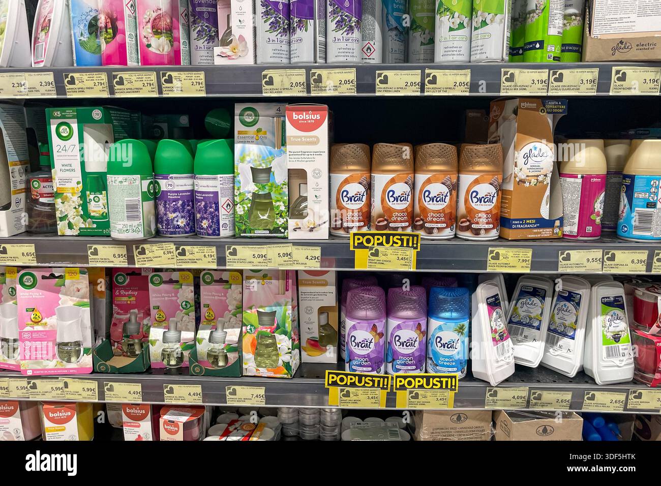 Bar, Montenegro, 10 gennaio 2026, ripiano con deodoranti per la toilette nel supermercato Foto Stock