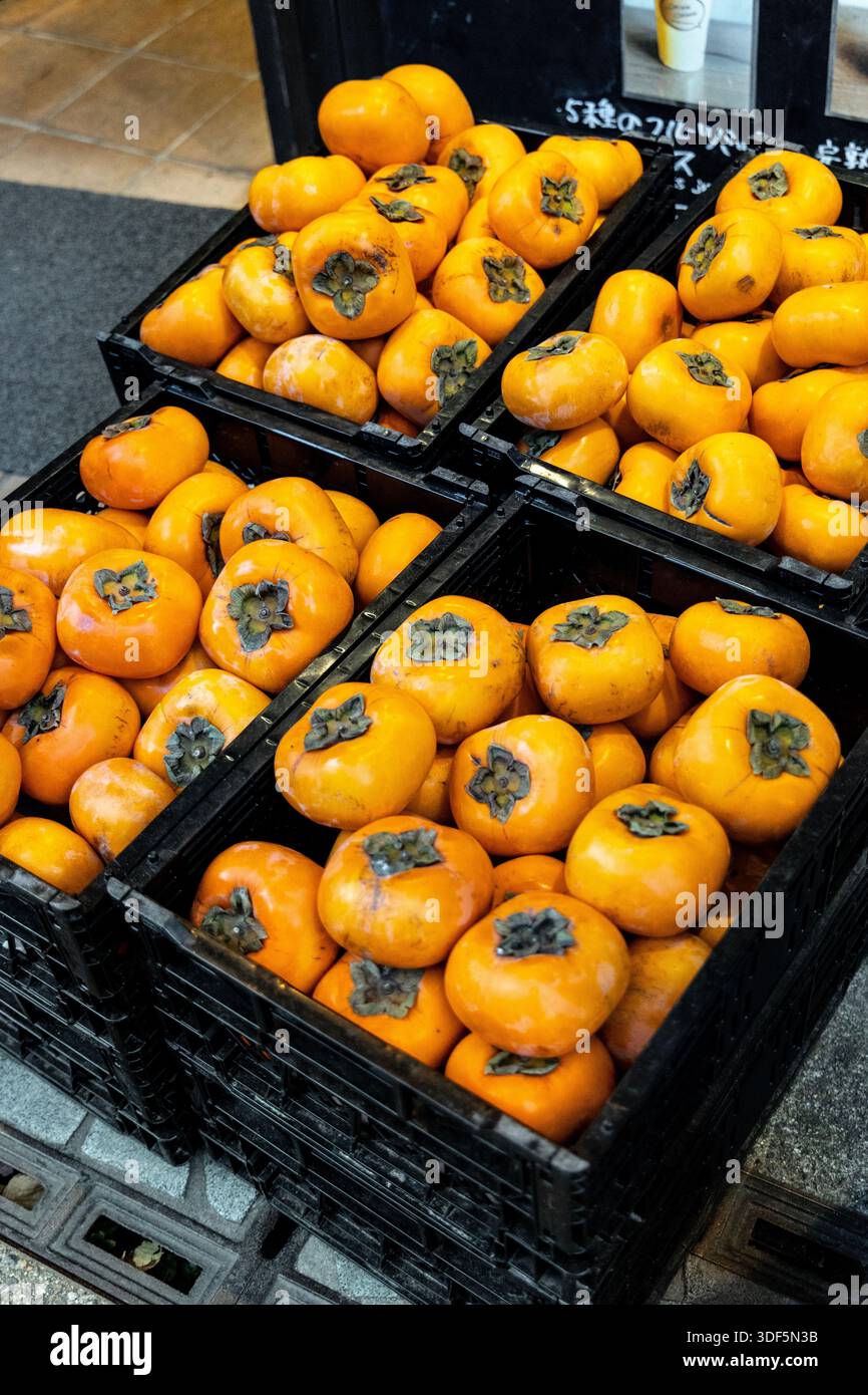 Persimmons in casse in una stalla a Nara, in Giappone Foto Stock