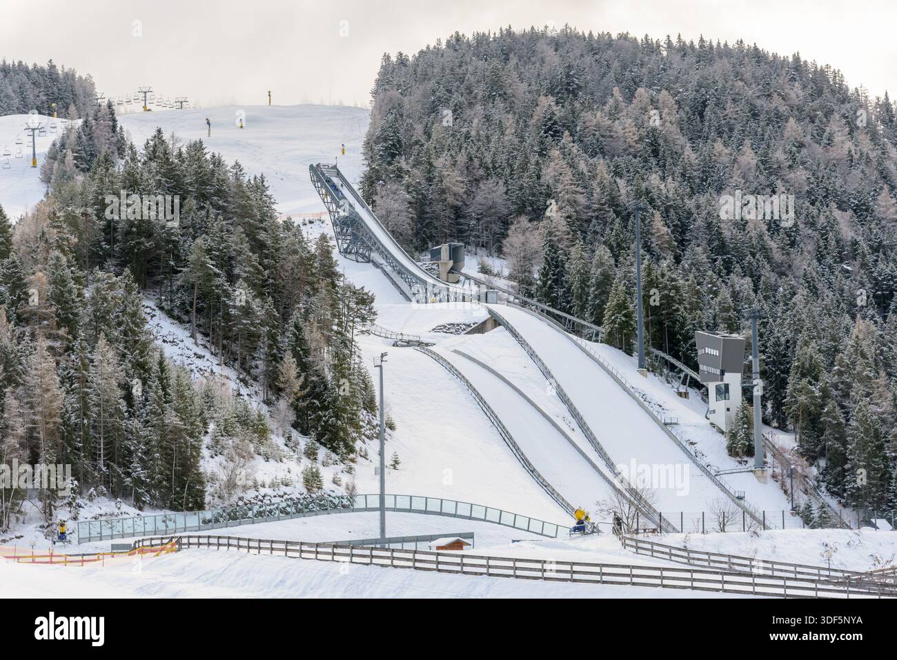 Rampa di salto con gli sci in una località di montagna in una giornata invernale nuvolosa Foto Stock