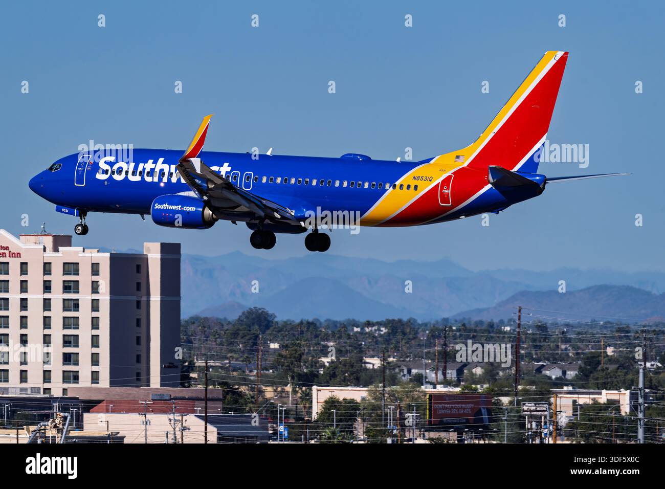 Aeroporto sky Harbor 12-28-2025 Phoenix, AZ USA Southwest Airlines Boeing 737-800 arrivo alla pista 26 presso Phoenix Sky Harbor Intl. Aeroporto. Foto Stock