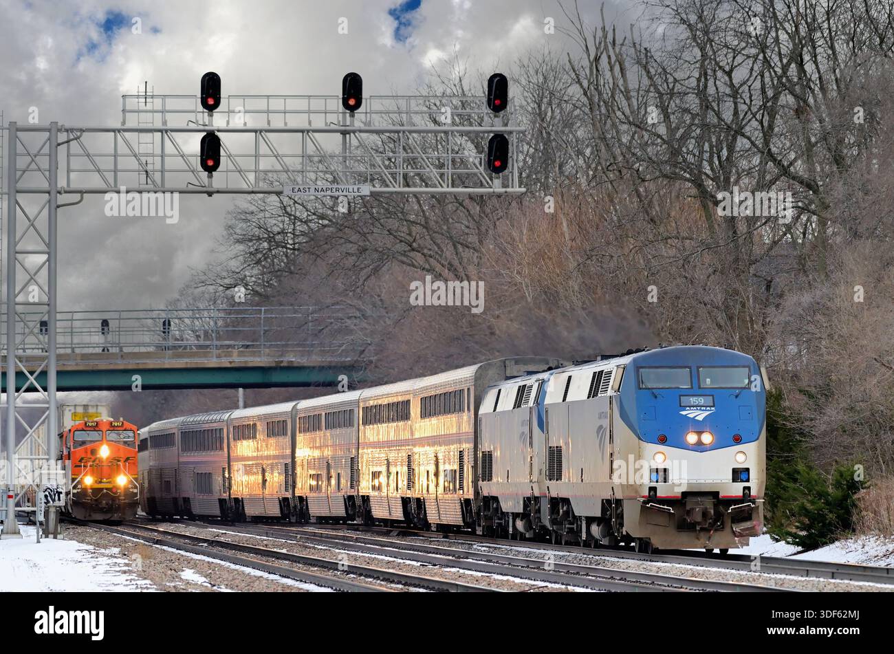 Naperville, Illinois, Stati Uniti. La California Zephyr della Amtrak riflette le luci di un treno Burlington Northern Santa Fe mentre i due treni avanzano. Foto Stock