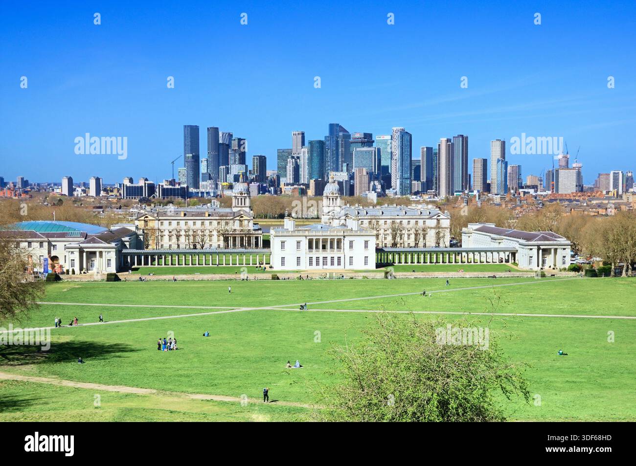 Vista famosa su Greenwich Park e Old Royal Naval College verso gli edifici dello skyline nel quartiere finanziario di Canary Wharf, Londra, Inghilterra, Regno Unito. Foto Stock