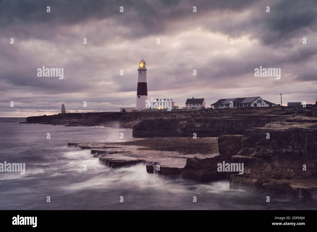 Faro di Portland Bill con suggestivo cielo nuvoloso, Isola di Portland, vicino a Weymouth, Jurassic Coast, sito patrimonio dell'umanità dell'UNESCO, Dorset, Inghilterra, Regno Unito Foto Stock