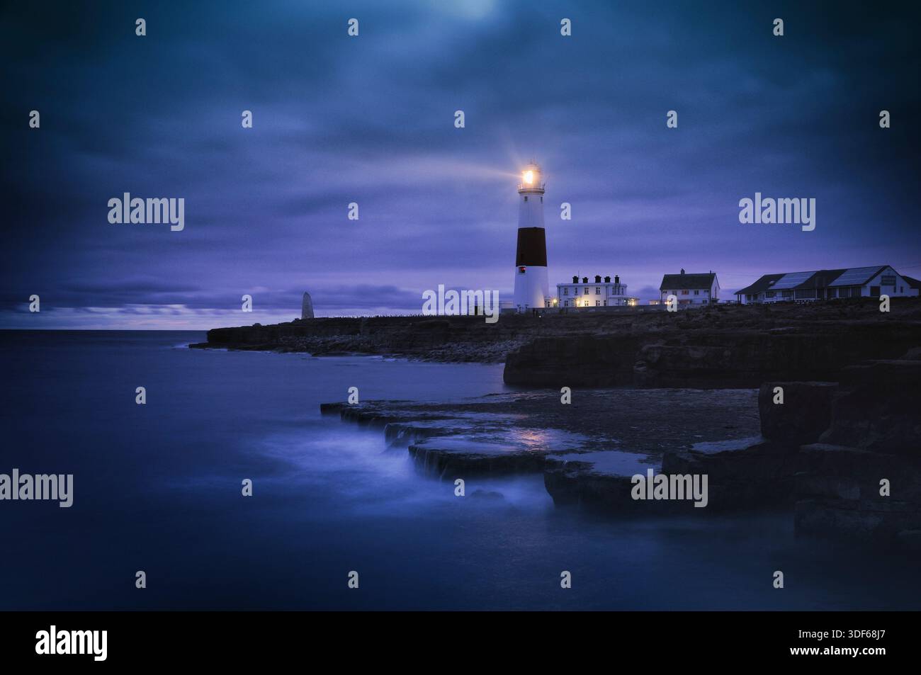 Portland Bill Lighthouse tra il tramonto e la notte, isola di Portland, vicino a Weymouth, Jurassic Coast, Sito Patrimonio Mondiale dell'UNESCO, Dorset, England, Regno Unito Foto Stock