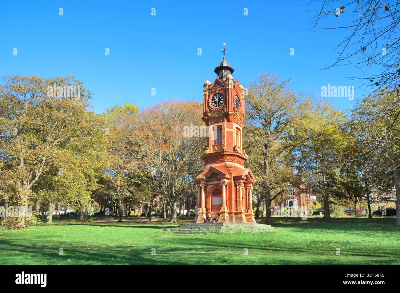 Torre dell'orologio di grado II a Preston Park, Brighton, East Sussex, Inghilterra, Regno Unito. Stile rinascimentale fiammingo in mattoni rossi e terracotta. Francis May Foto Stock