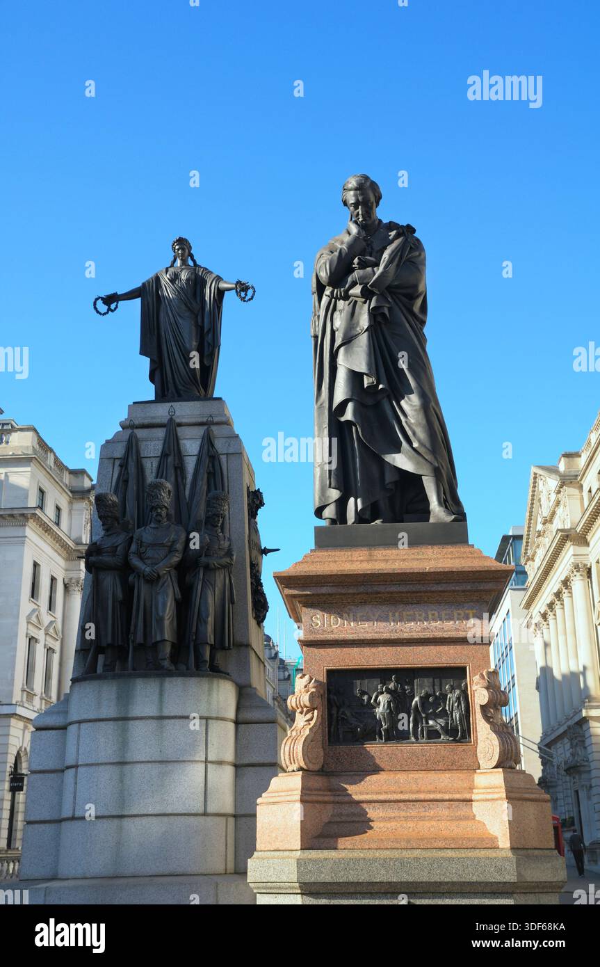 Statua in bronzo di Sidney Herbert con sullo sfondo il memoriale delle guardie, Crimean War Memorial, Waterloo Place, Londra, Inghilterra, REGNO UNITO. Statue Foto Stock