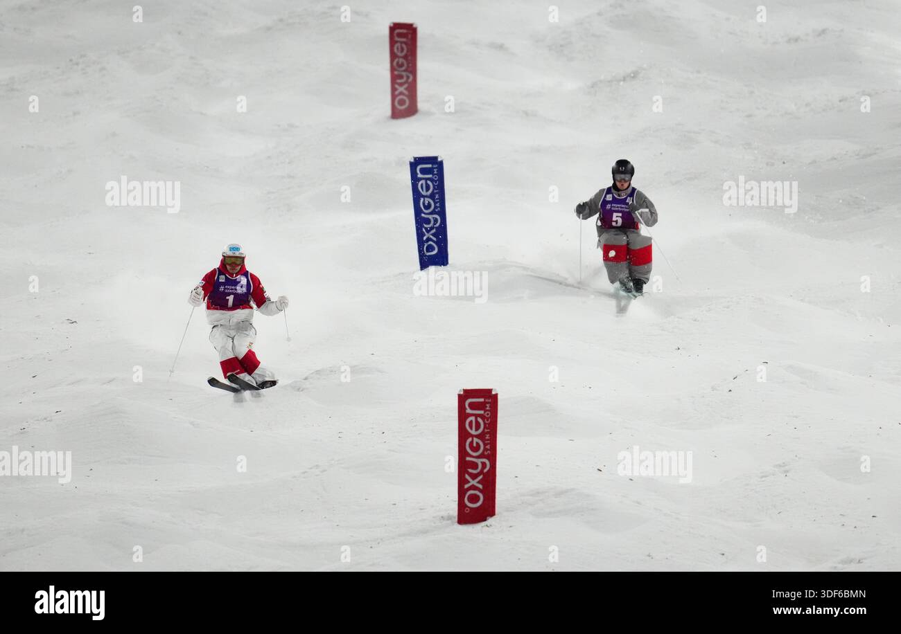 Saint come, Canada. 10 gennaio 2026. Il canadese Julien Viel, a destra, corre all'oro contro il giapponese Ikuma Horishima nella grande finale della Coppa del mondo maschile di freestyle sci dual moguls a Saint-come, Que., sabato 10 gennaio 2026. Credito: The Canadian Press/Alamy Live News Foto Stock