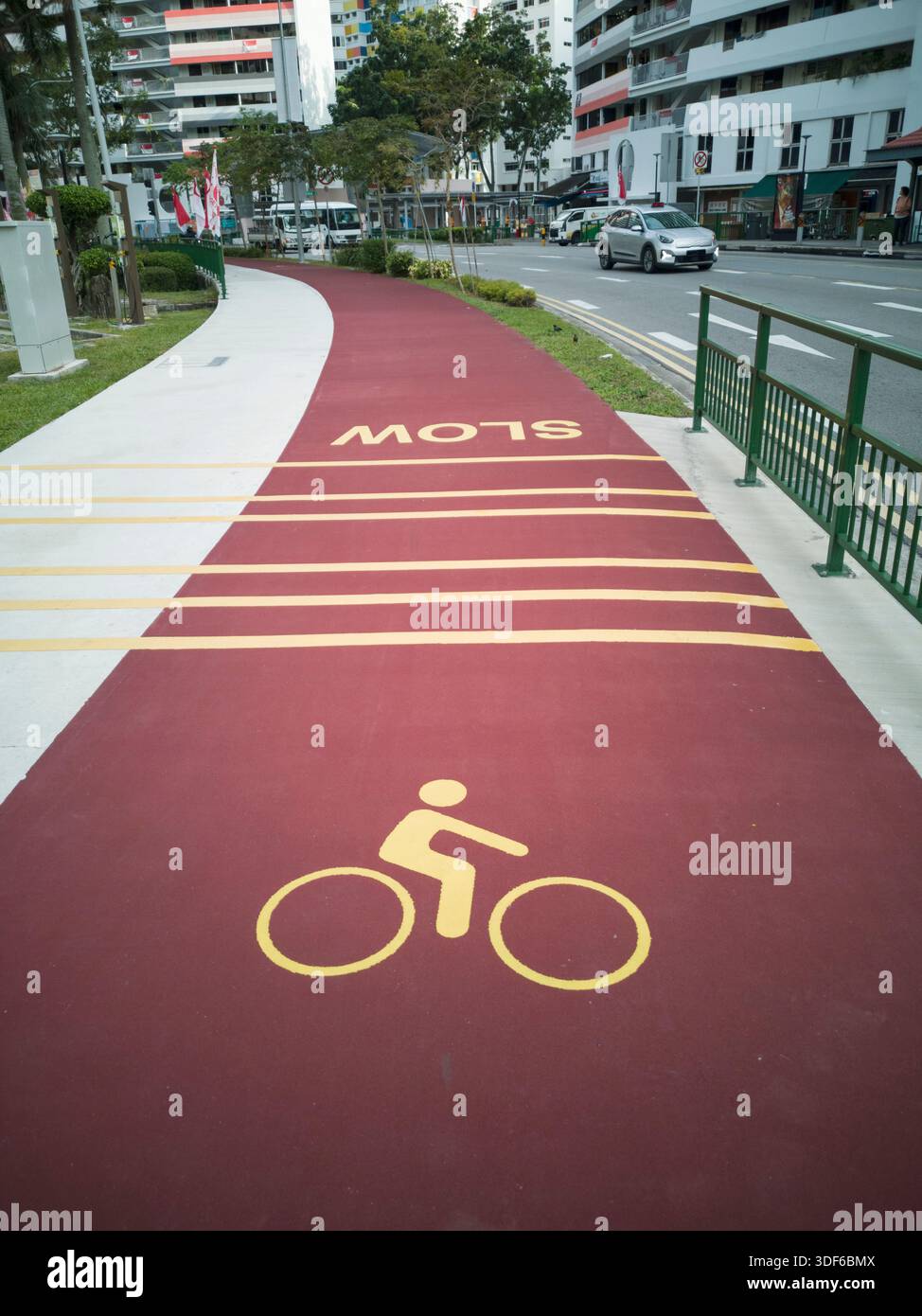 Le piste ciclabili sono rivestite con materiale antiscivolo e rosso terracotta colorato per una migliore visibilità e riduce significativamente le emissioni di carbonio Foto Stock