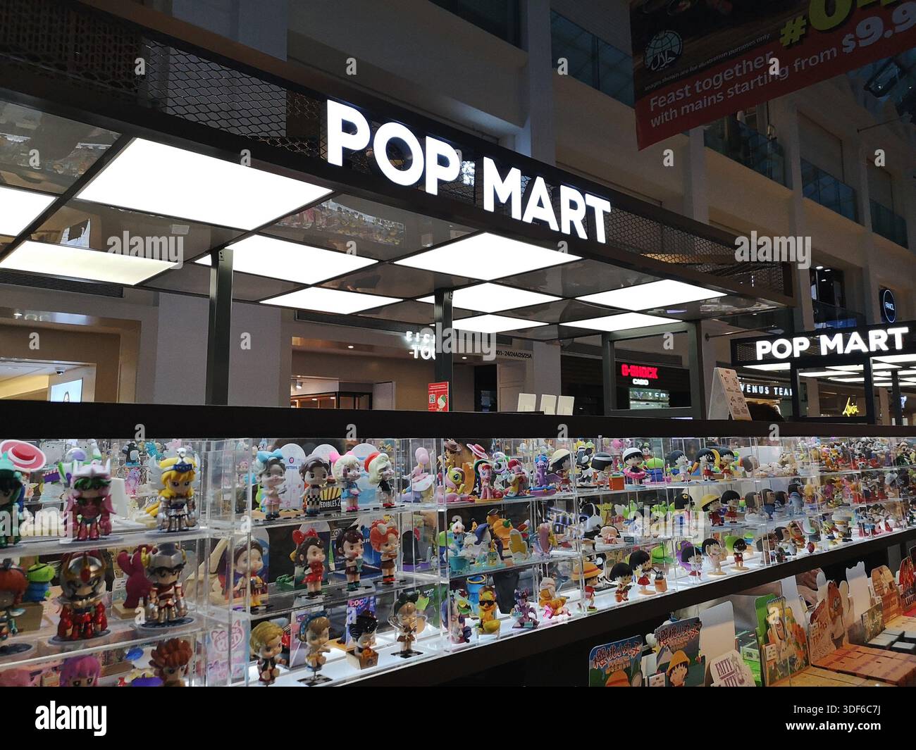 Singapore - 27 marzo 2025: Alcune collezioni di figurine pop Mart accattivanti sono in mostra durante una promozione nel loro negozio pop-up con arredamento dinamico Foto Stock