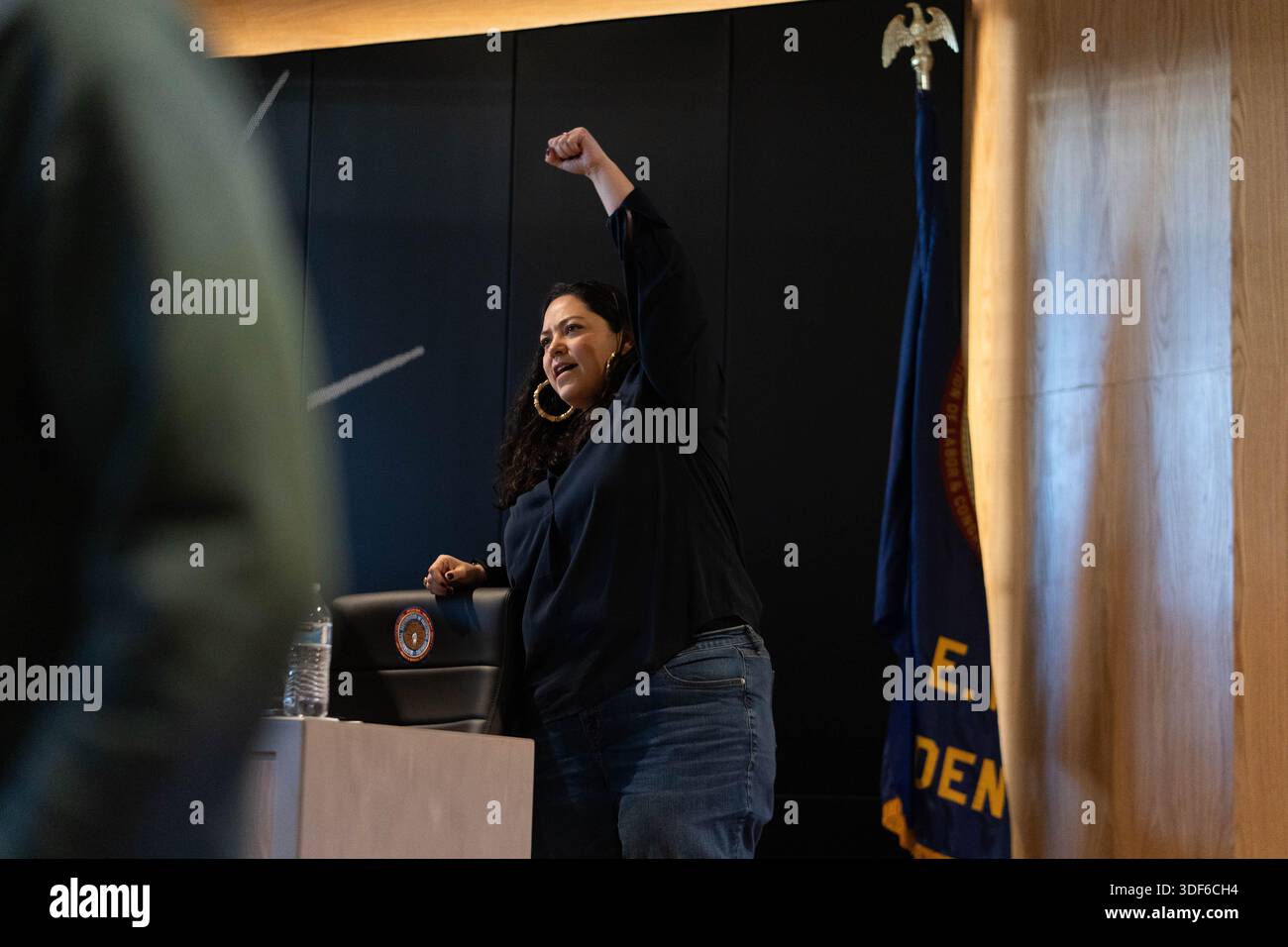 Julie Gonzales, una democratica di Denver, appare ad un dibattito condotto dai giovani Democratici del Colorado a Denver. Foto Stock