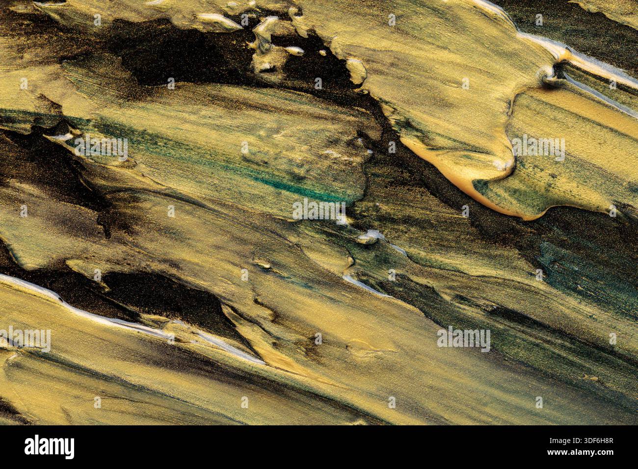 Texture di vernice fluente giallo dorato astratto con sfondo con accenti neri Foto Stock