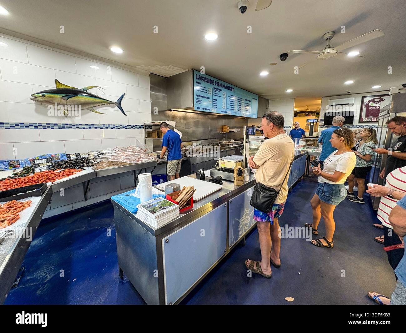Negozio di pesce e patatine a Narrabeen Sydney, clienti all'interno della fila per ordinare piatti a base di pesce per cena, Australia - Immagine stock catturata con smartphone