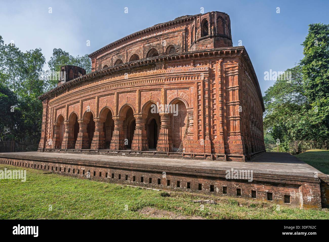 Vista laterale dell'antico tempio indù Hatikumrul Navaratna in mattoni, del distretto di Sirajganj, Rajshahi, Bangladesh Foto Stock