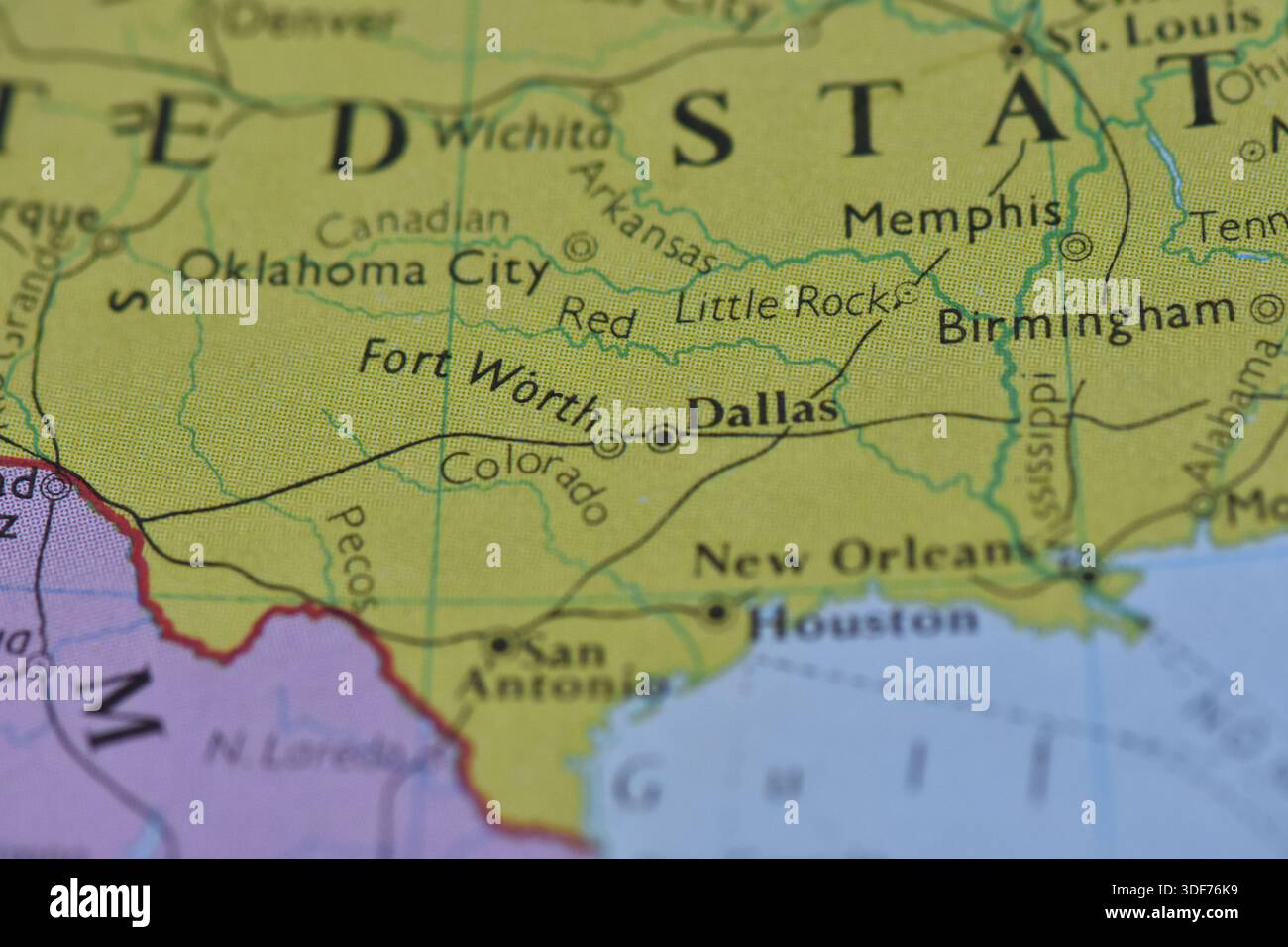 Macro primo piano di una mappa politica incentrata sugli Stati Uniti meridionali, che mette in evidenza Texas, Dallas, Fort Worth, Oklahoma City, e New Orleans. Foto Stock