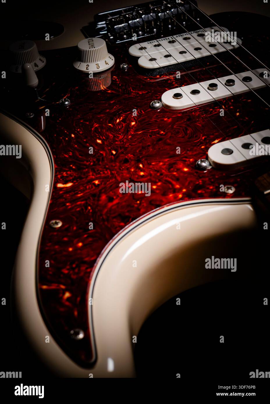 Dettagli di chitarra elettrica e acustica di qualità superiore in una spettacolare illuminazione da studio, ideale per branding di musica, pubblicità, copertine di album e design creativo Foto Stock
