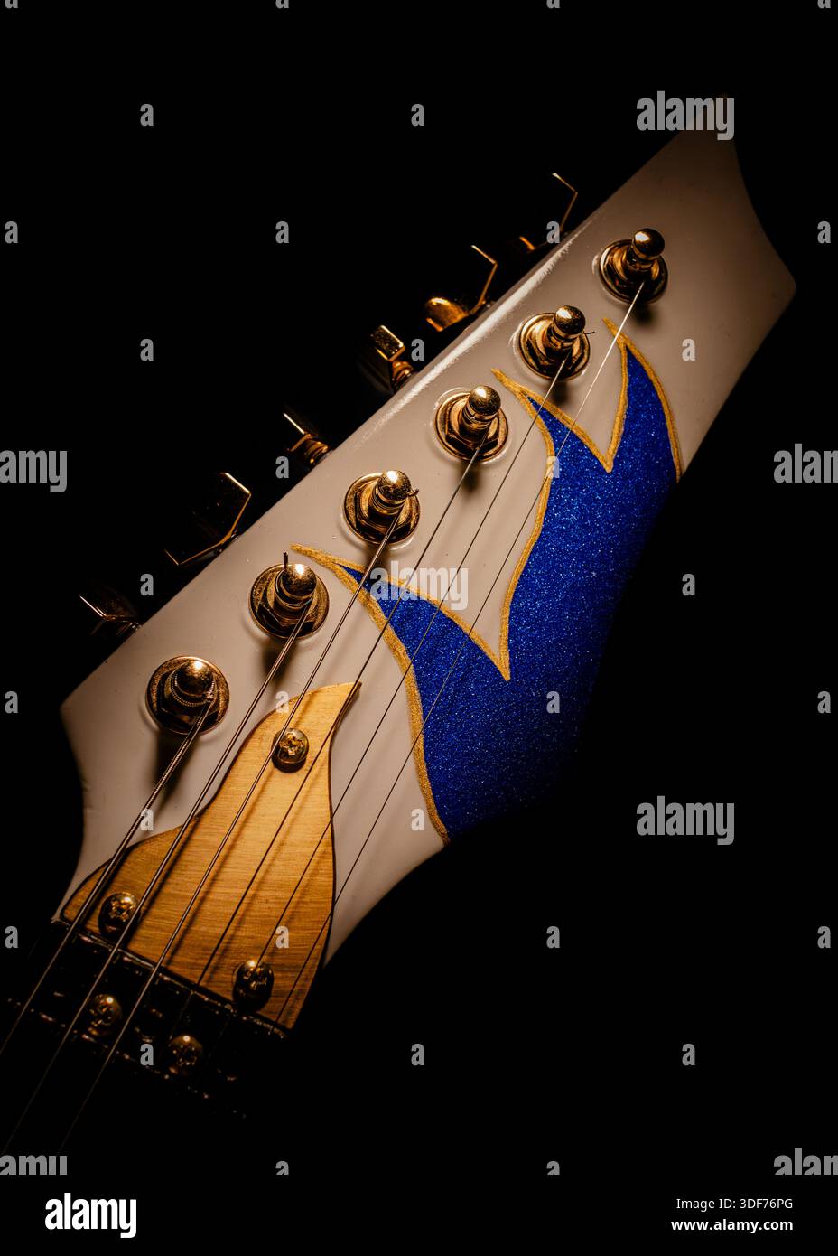 Dettagli di chitarra elettrica e acustica di qualità superiore in una spettacolare illuminazione da studio, ideale per branding di musica, pubblicità, copertine di album e design creativo Foto Stock