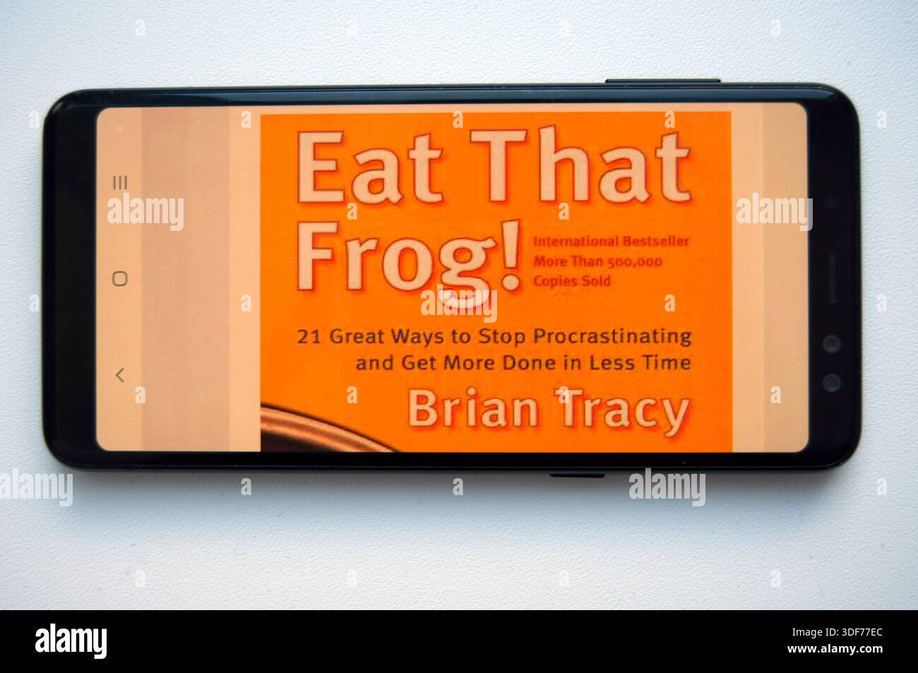 Un libro digitale di Brian Tracy "Eat That Frog". Un primo piano di un telefono con la copertina di un libro di Brian Tracy "Eat That Frog". - Vilius, Lituania - 01-11-2026 Foto Stock