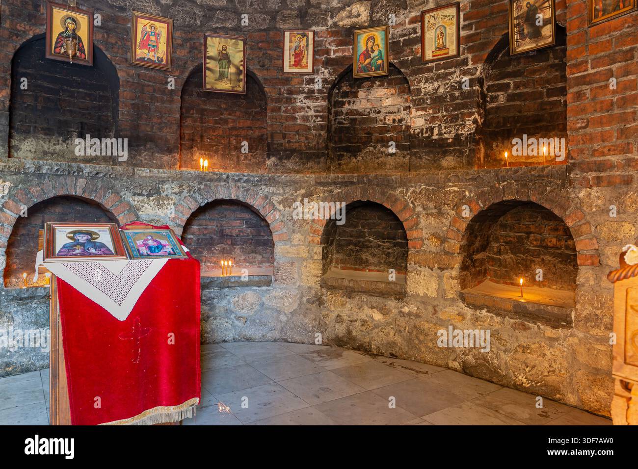 Belgrado, Serbia, 13.06.22. Interno della piccola Cappella ortodossa di San Petka nella fortezza di Kalemegdan a Belgrado, Serbia, cripta di pietra con icone, altare. Foto Stock