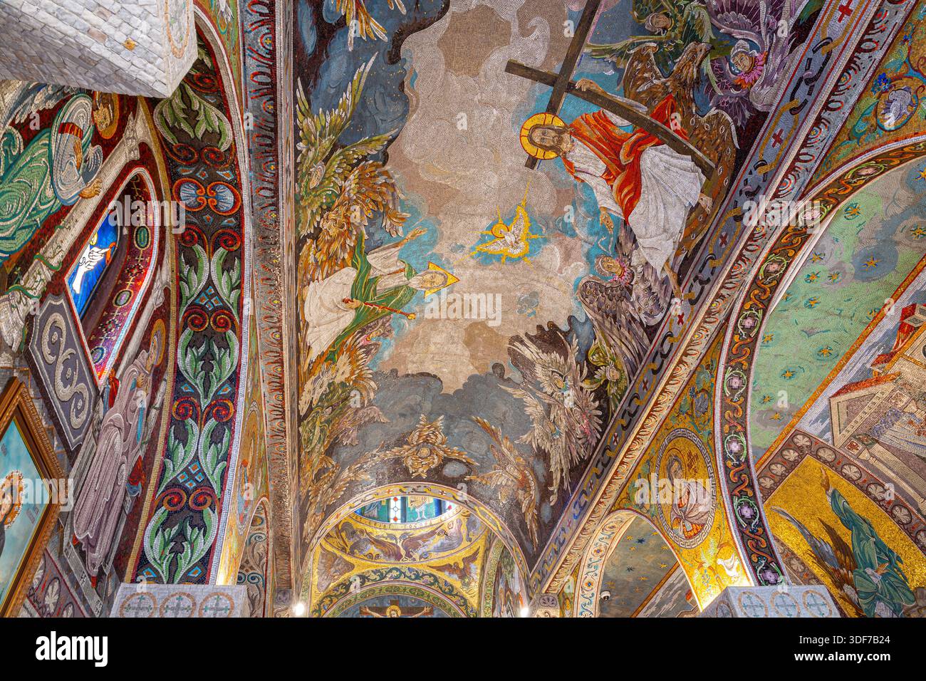 Belgrado, Serbia, 13.06.22. Cappella di San Petka nella fortezza di Belgrado, chiesa ortodossa con vista interna dei dipinti, mosaici e icone in stile bizantino Foto Stock