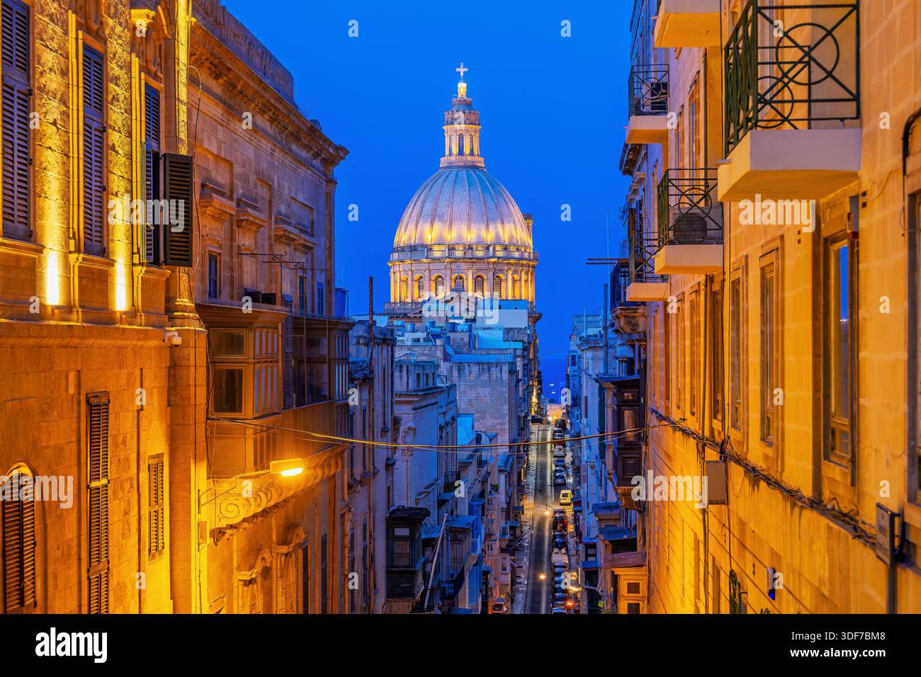 La Valletta, Malta. Da leeds fino al Grand Harbour e alla cupola della Cattedrale di St Paul. Foto Stock