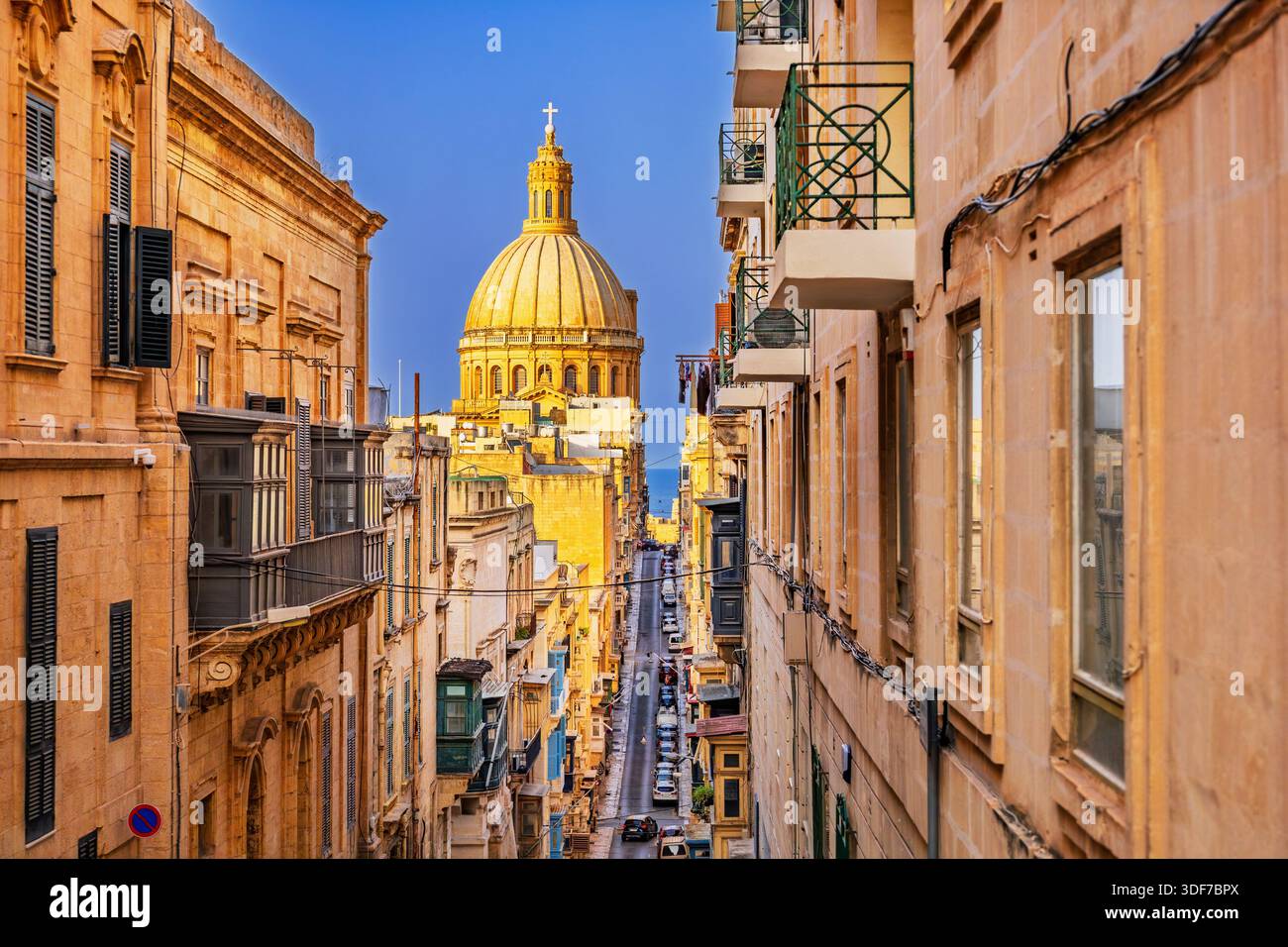La Valletta, Malta. Da leeds fino al Grand Harbour e alla cupola della Cattedrale di St Paul. Foto Stock
