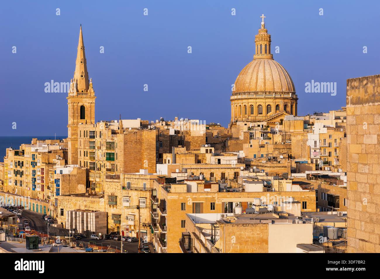 La Valletta, Malta. Rooftos e chiesa di nostra Signora del Monte Carmelo e Pro-Cattedrale Anglicana di San Paolo. Foto Stock