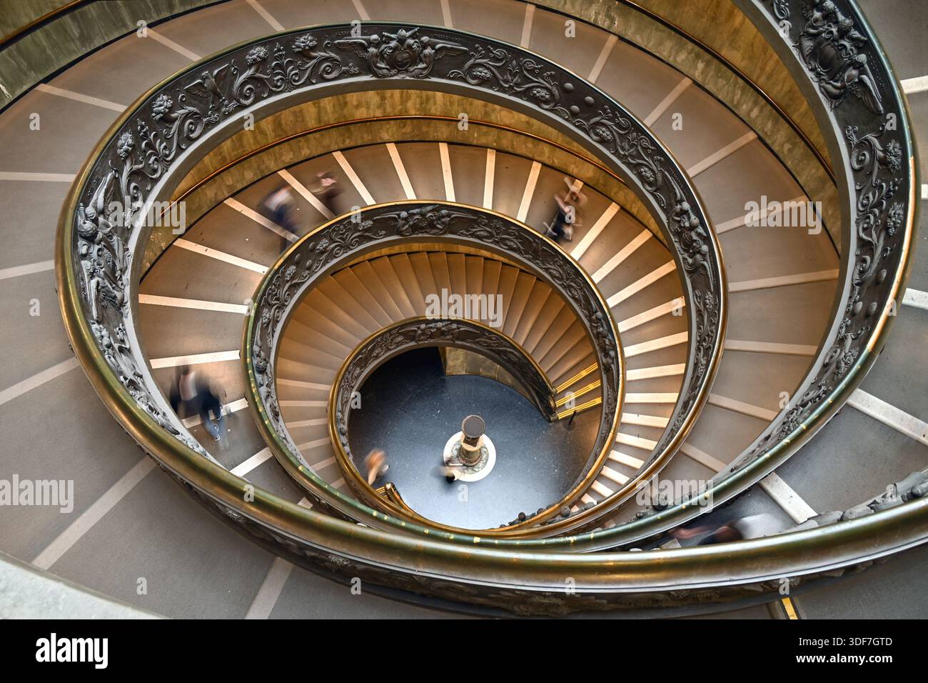 Roma, Italia – 3 gennaio 2026: Elegante scalinata a spirale del Bramante con i visitatori a piedi vista dall'alto con ringhiere ornate, musei Vaticani Foto Stock