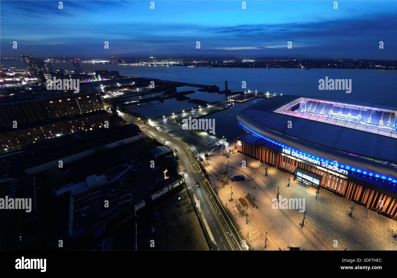 Vista aerea dello stadio Hill Dickinson, la casa dell'Everton FC al Bramley-Moore Dock, Liverpool, che mostra l'arena illuminata, Mersey e lo skyline della città. Foto Stock