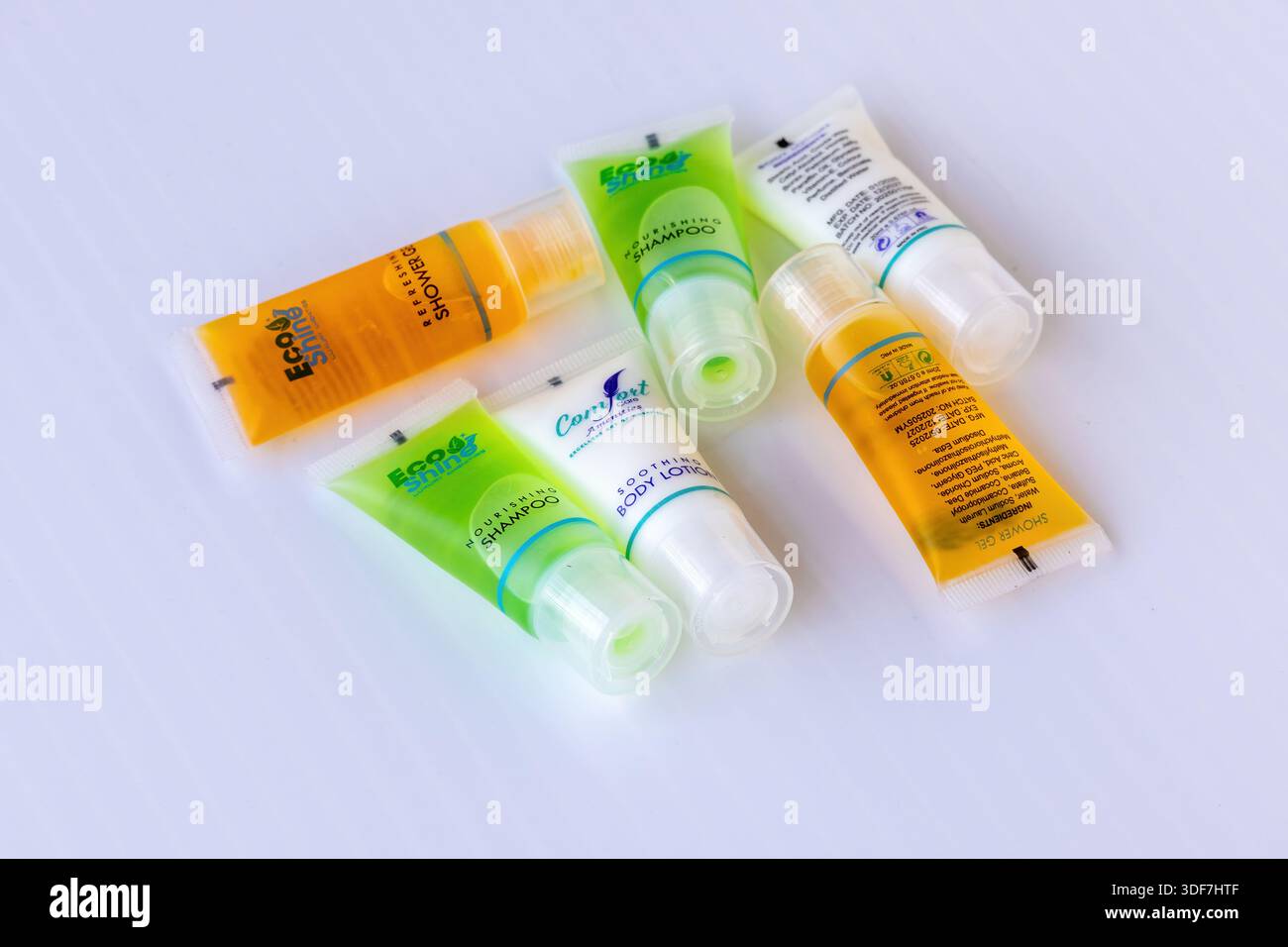 Servizi di lusso per gli ospiti del resort che presentano rinfrescante gel doccia, nutriente shampoo e rilassante lozione per il corpo in tubi intatti. Reggiseno Echo Shine Foto Stock