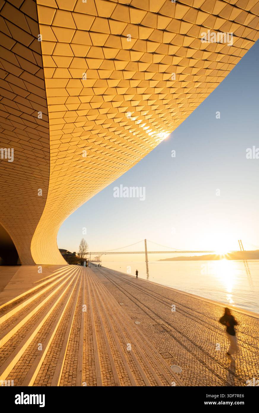 Museo MAAT con tetto di tegole curvo e facciata in vetro, Belém, Lisbona, Portogallo Foto Stock