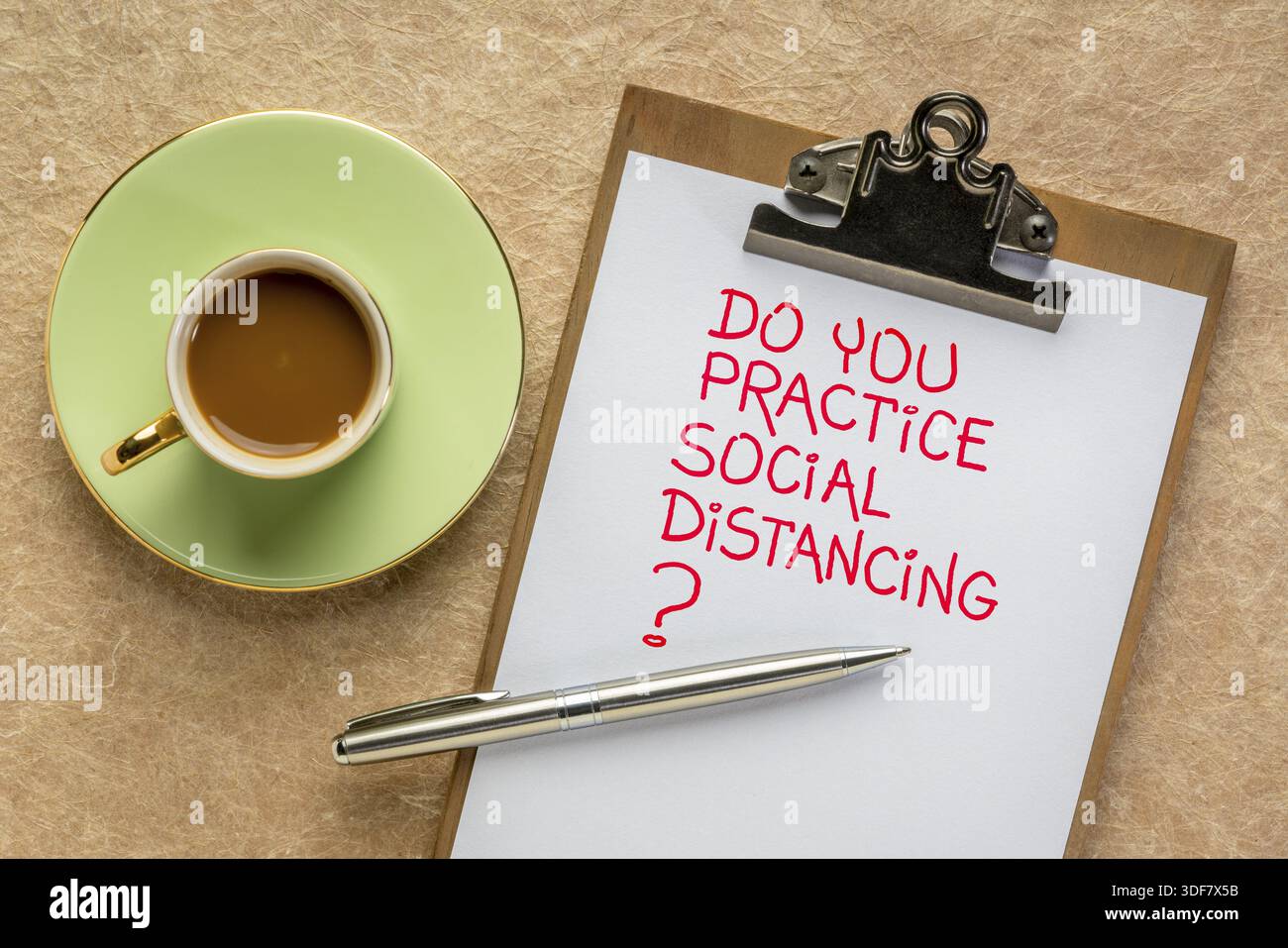 Pratica il distanziamento sociale? Scrittura a mano negli appunti con caffè. Promemoria sulle precauzioni per il controllo delle infezioni durante la pandemia di coronavirus Foto Stock