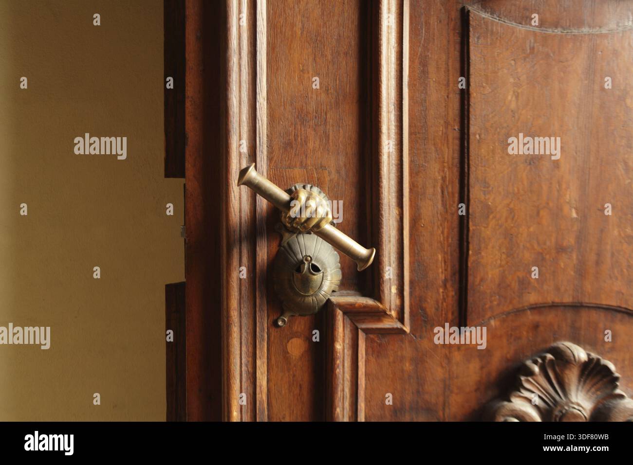 Porta imponente con pomello a forma di mano Foto Stock