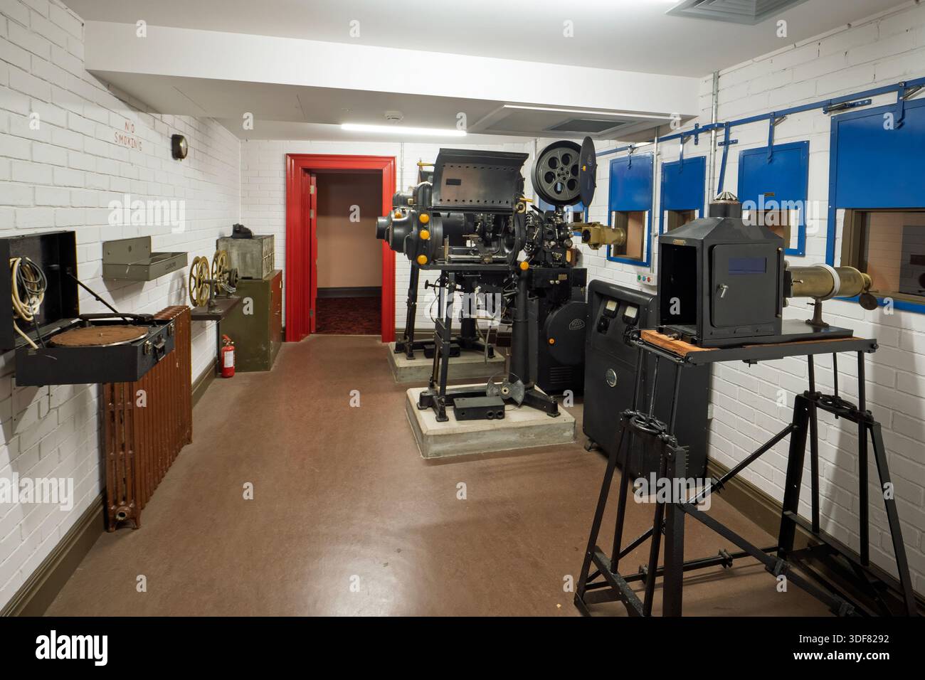Sala di proiezione cinematografica in vecchio stile in una sala cinematografica ricostruita Foto Stock