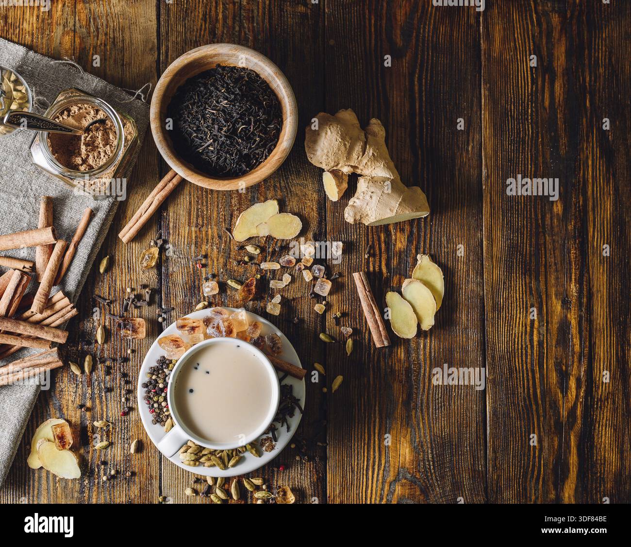 Ingredienti per Masala Chai e tazza con bevande. Visualizza dall'alto e posiziona per testo Foto Stock