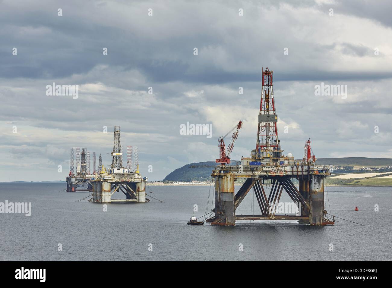 INVERGORDON, Regno Unito - 07 agosto: Grandi offshore piattaforme di trivellazione off la costa vicino a Invergordon in Scozia Foto Stock