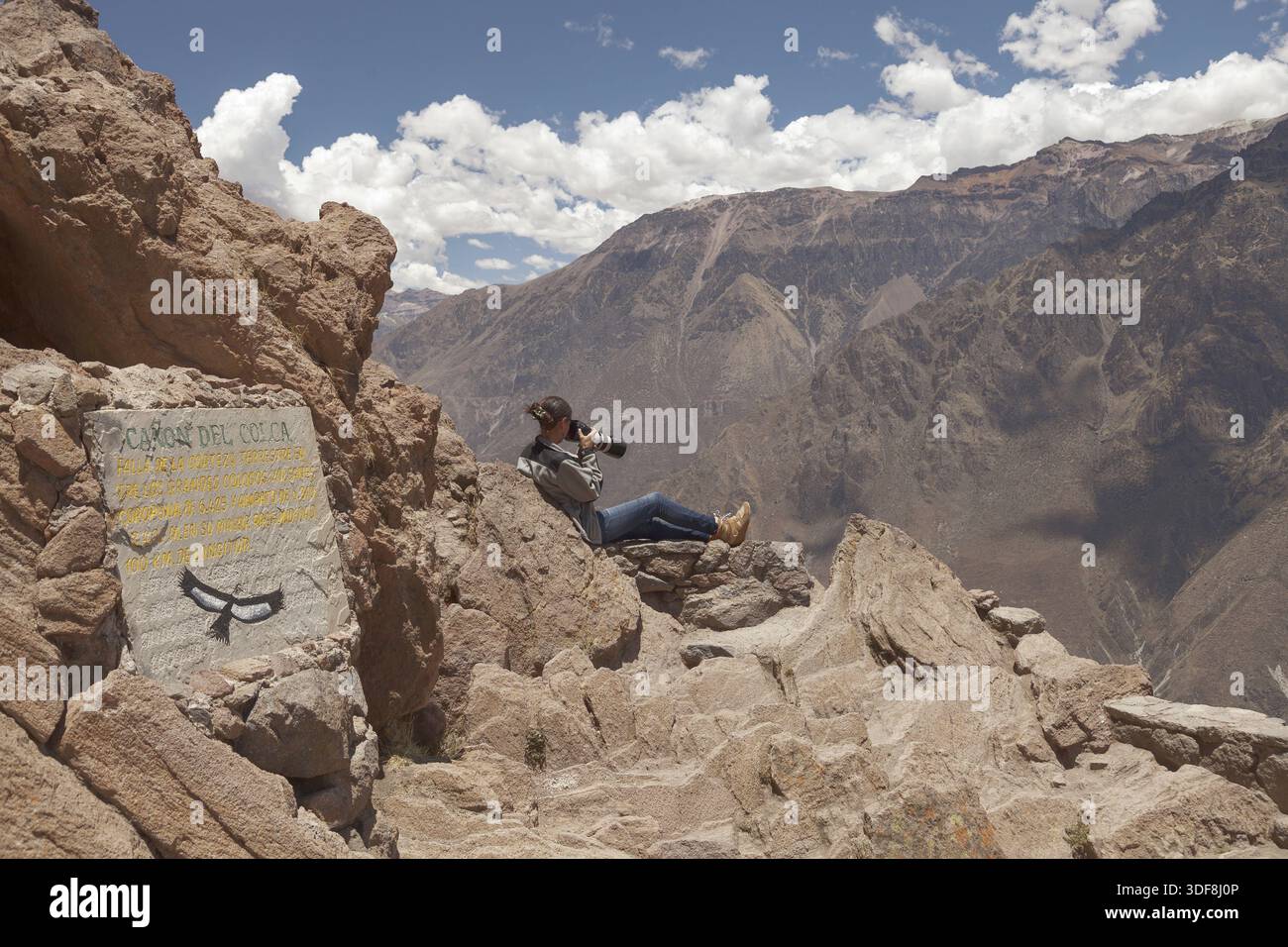 Giovane donna fotografare condor nel Colca, Arequipa, Perù Foto Stock
