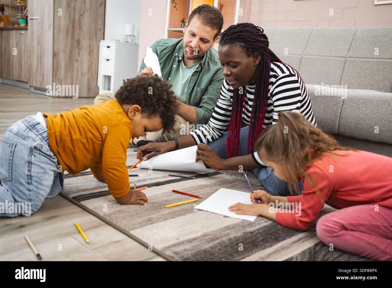 Famiglia creativa che unisce il tempo con attività artistiche all'interno Foto Stock