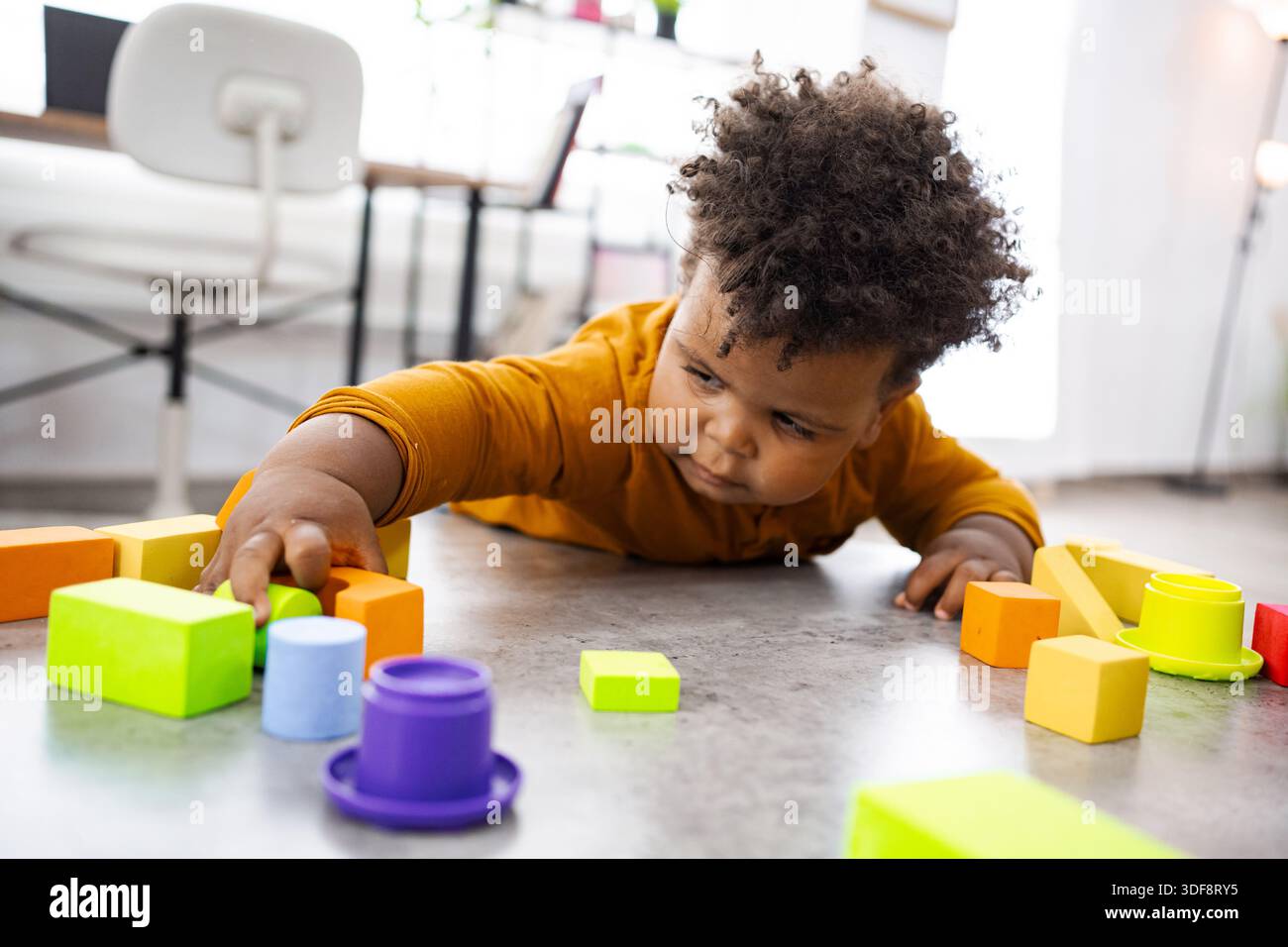 Gioca con gioia con i blocchi colorati sul pavimento Foto Stock