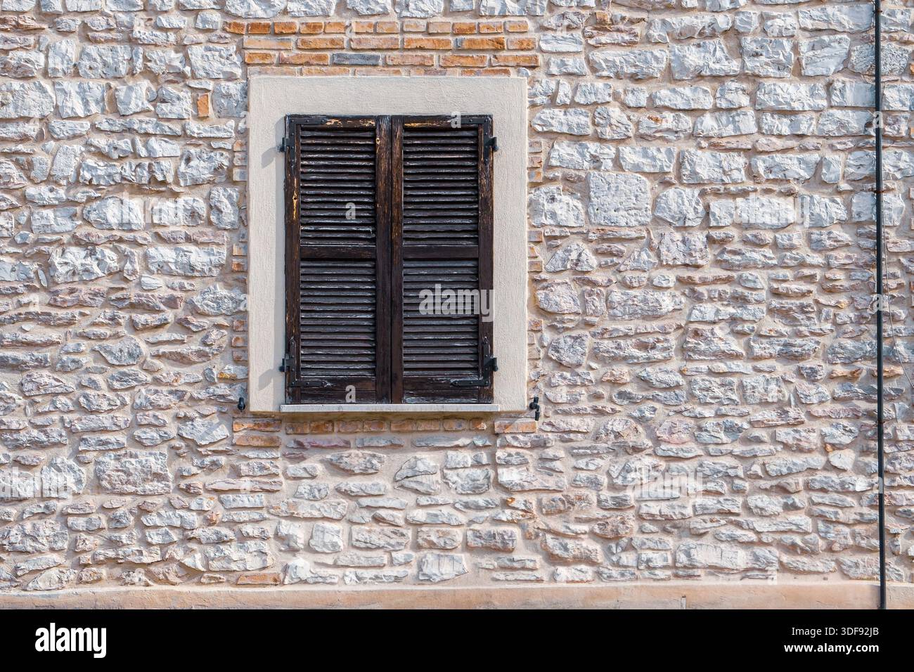Finestra barrata vintage su pareti in mattoni invecchiati Foto Stock
