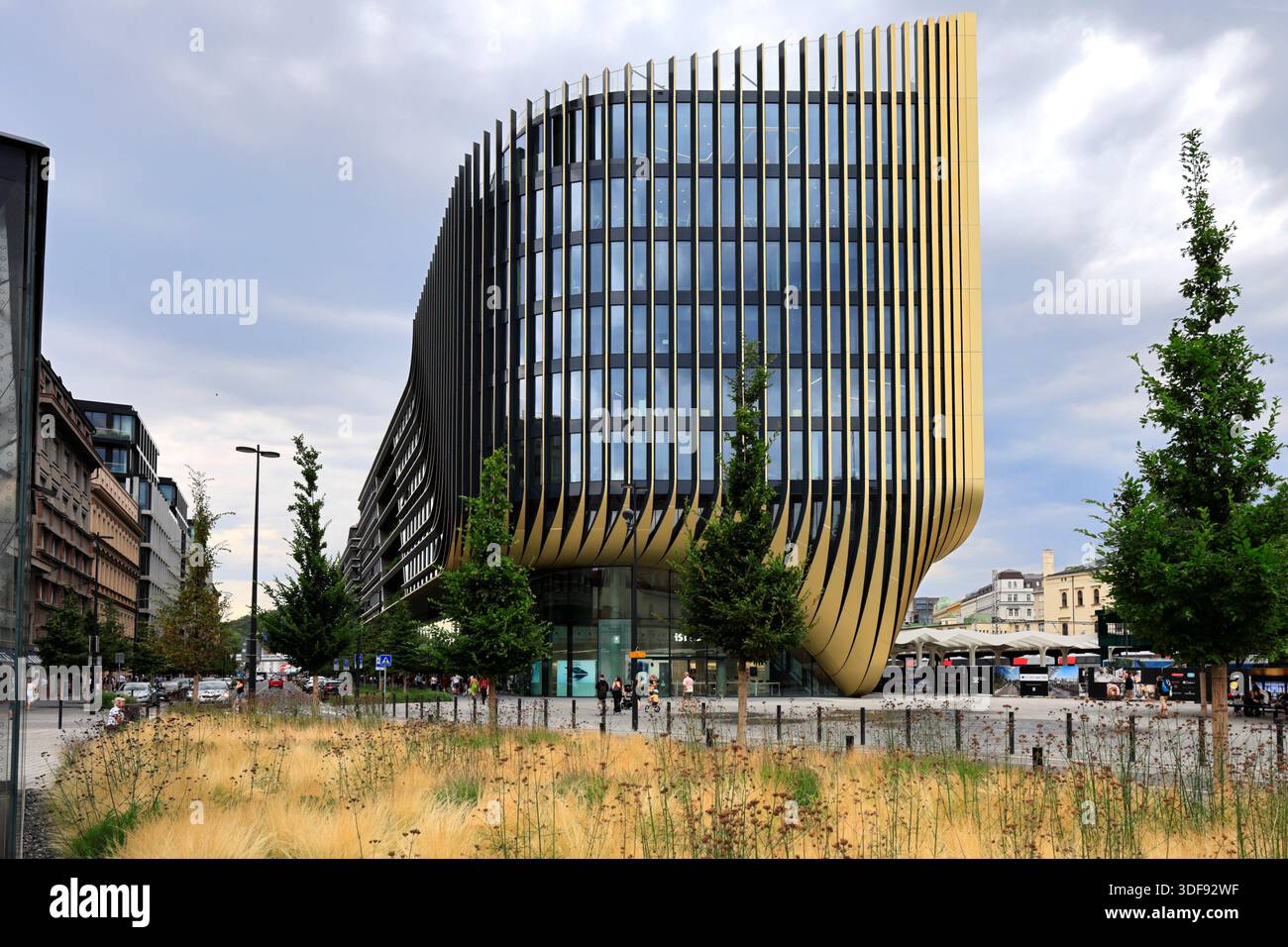 Vista dell'edificio Masaryčka, Masaryčka - Budova A, Na Florenci, Florenc, Praga, Repubblica Ceca Un complesso di uffici con pinne dorate progettato da Zaha Foto Stock