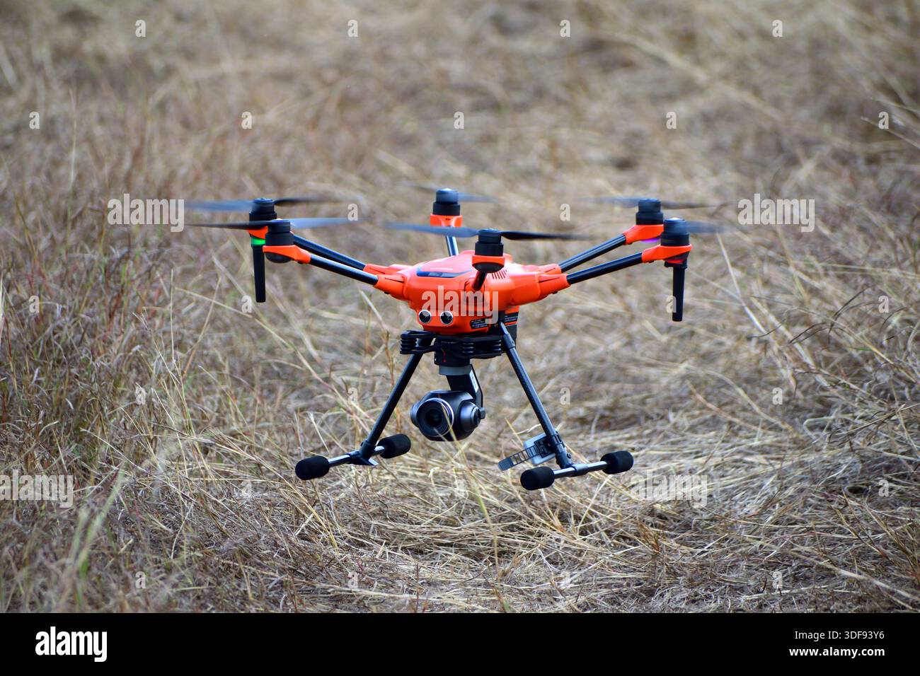 Drone Yuneec H520E con modulo ID remoto che atterra in un campo erboso. Foto Stock