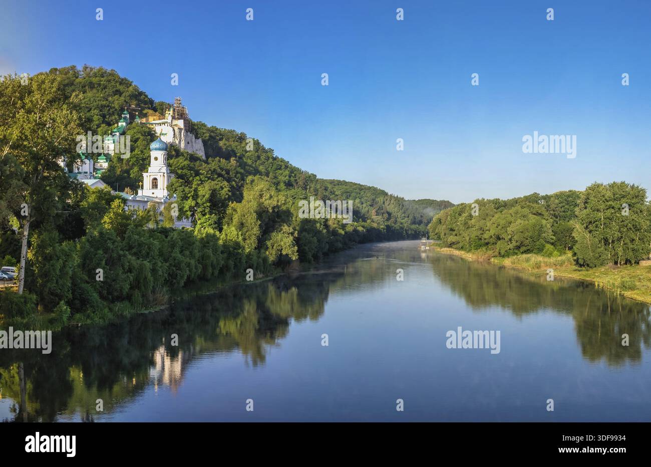 Svyatogorsk, Ucraina 07.16.2020. Seversky Donets River vicino a Svyatogorsk o Sviatohirsk lavra in una soleggiata mattina d'estate, Svyatogorsk, Ucraina Foto Stock