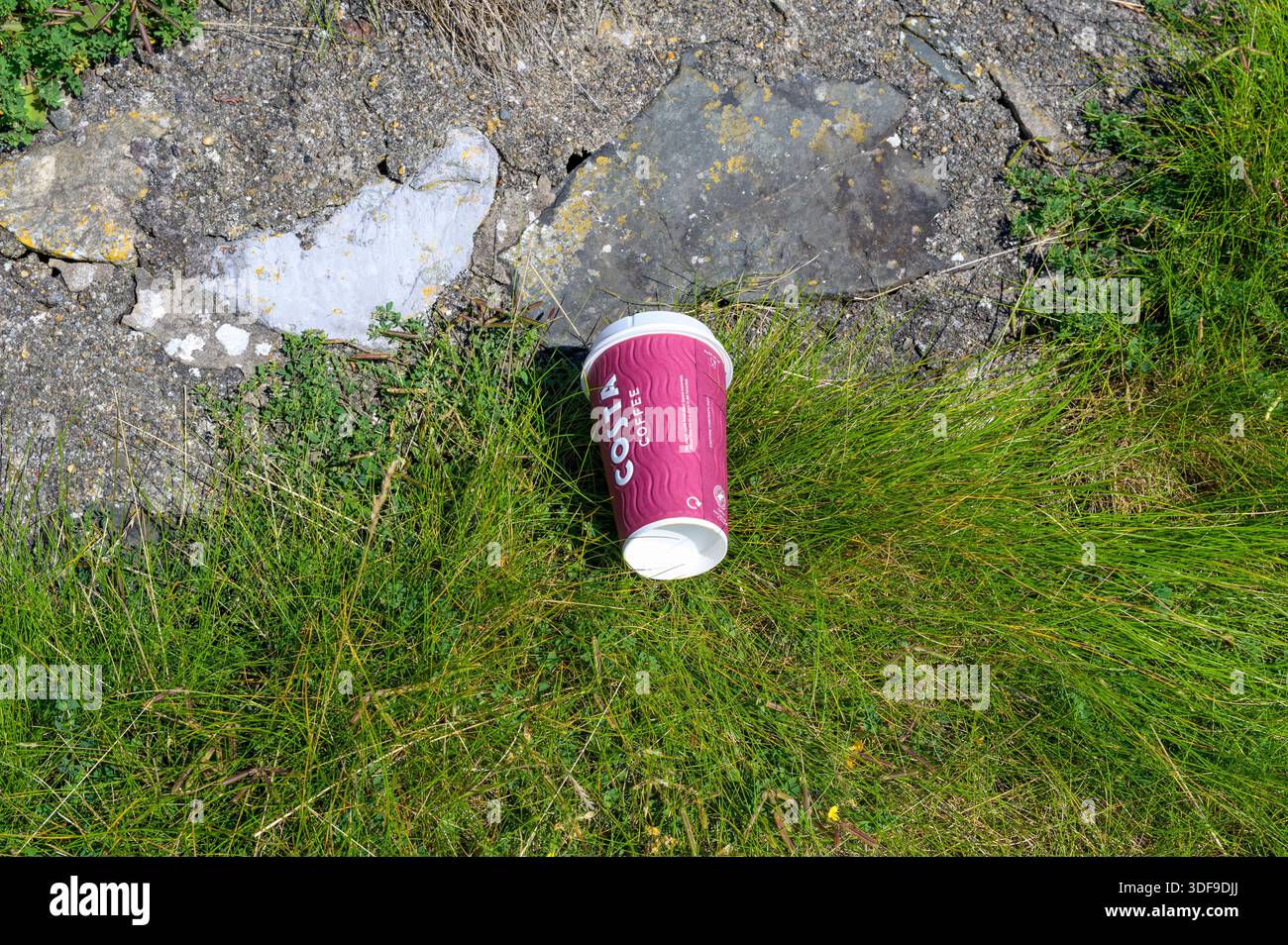 Una tazza monouso di caffè Costa scartata, Regno Unito Foto Stock