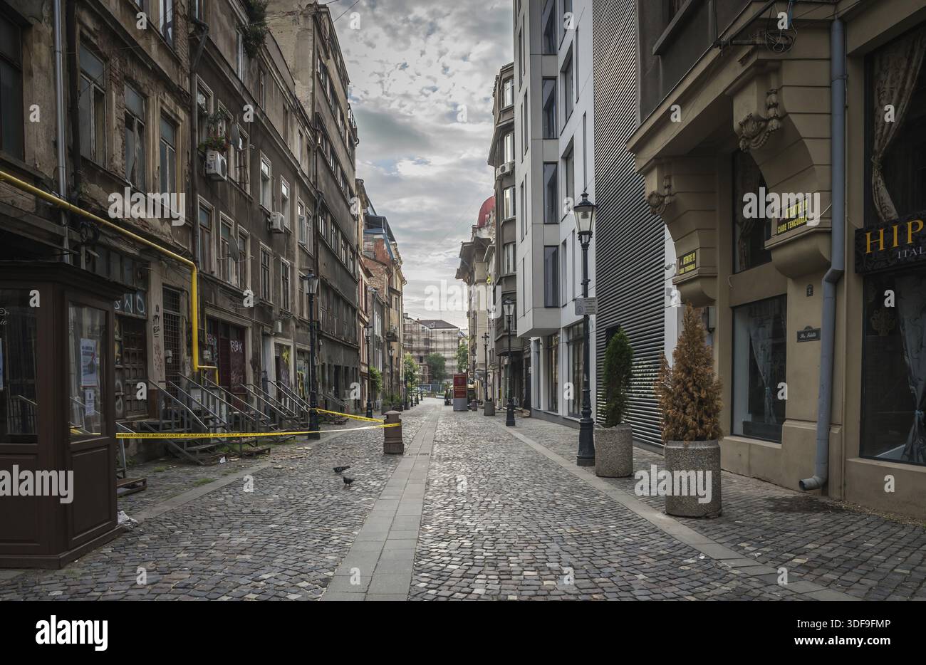 Bucarest, Romania - 07.20.2018. Il vecchio centro di Bucarest, Romania in un nuvoloso mattina d'estate. Cupa e spiacevole atmosfera, strade sporche e FUSC Foto Stock
