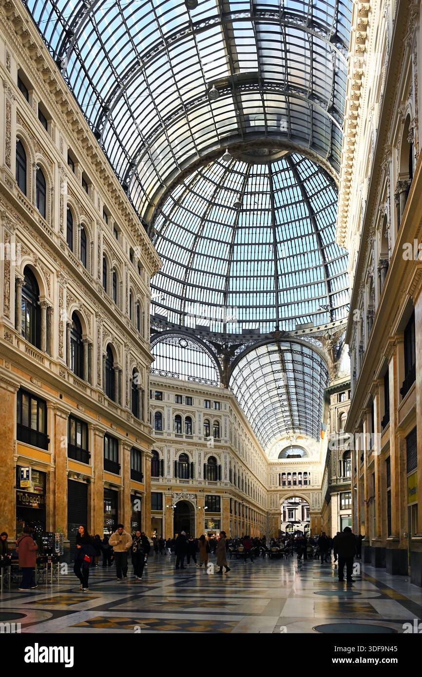 Napoli, Italia - 29 dicembre 2025: Galleria Umberto i, galleria pubblica dello shopping, in formato verticale Foto Stock