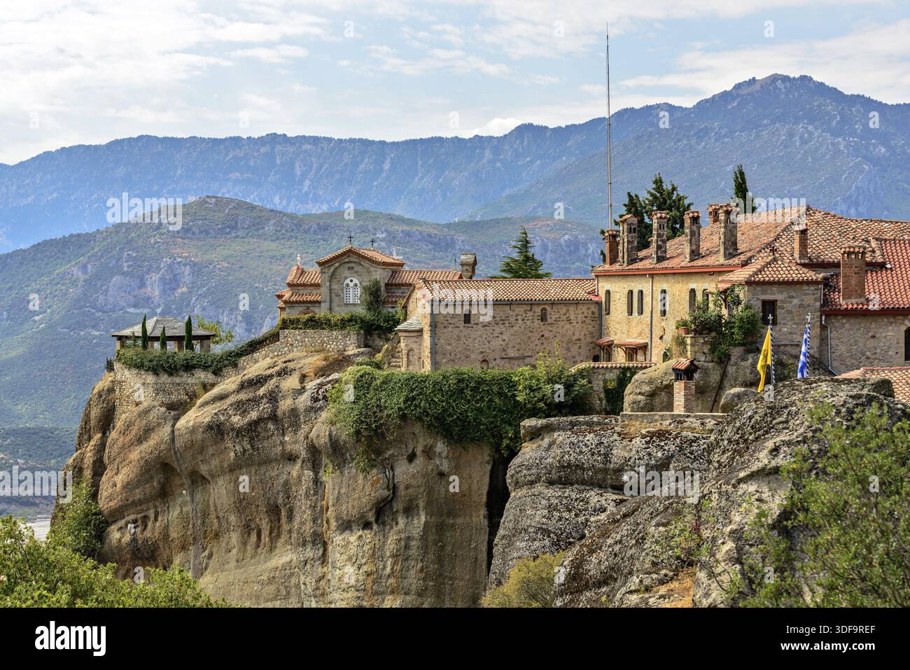 Agios Stephanos monastero sulla sommità delle rocce di Meteora in Grecia Foto Stock
